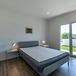 4 Bed - Sleeps 8 - Pool - Garden - Parking Vakantiehuis