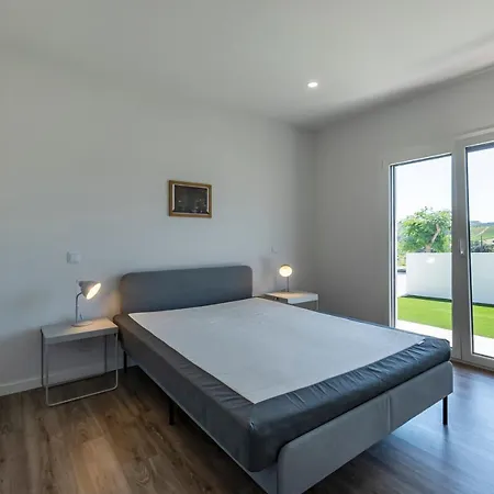 4 Bed - Sleeps 8 - Pool - Garden - Parking Casa de Férias
