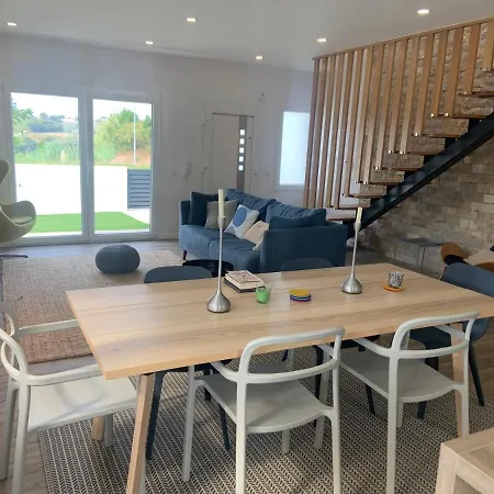 Nyaraló 4 Bed - Sleeps 8 - Pool - Garden - Parking