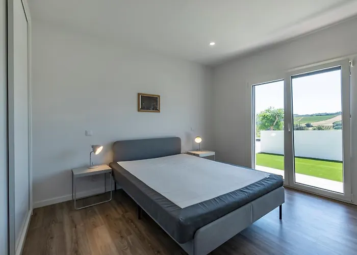 4 Bed - Sleeps 8 - Pool - Garden - Parking Ferienhaus