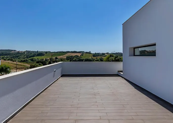 4 Bed - Sleeps 8 - Pool - Garden - Parking Ferienhaus *