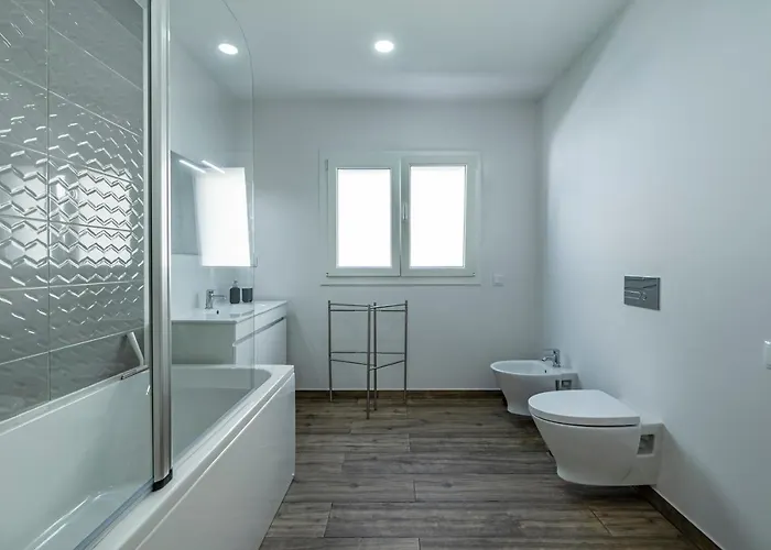 Ferienhaus 4 Bed - Sleeps 8 - Pool - Garden - Parking *