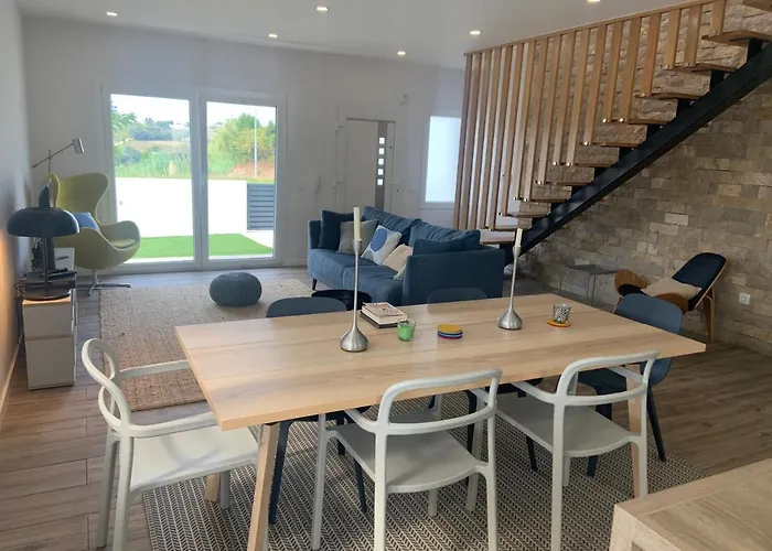 Ferienhaus 4 Bed - Sleeps 8 - Pool - Garden - Parking